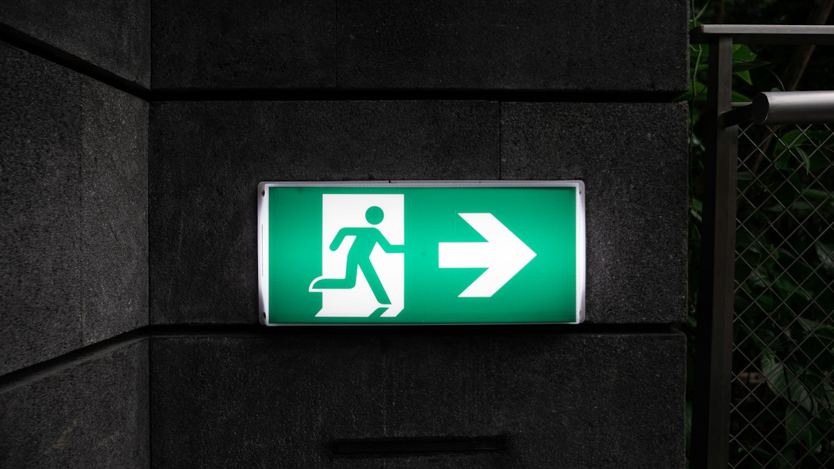 Veiligheidsverlichting die een nooduitgang aanduidt
