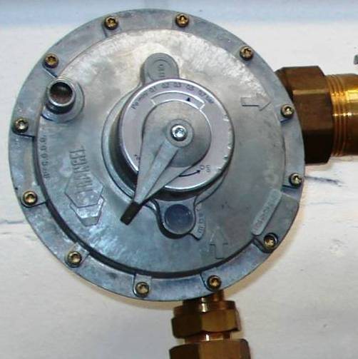 Détendeur de gaz propane avec raccords en laiton, monté sur l'installation