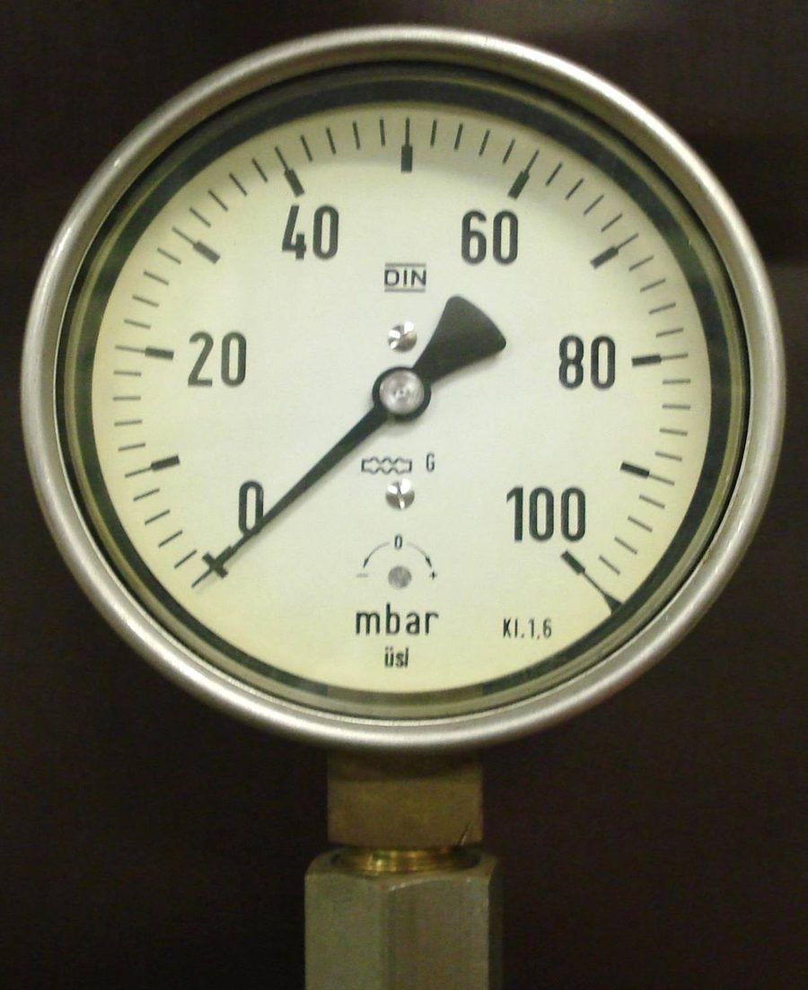 Manomètre gradué en millibars utilisé pour le test d'étanchéité d'une installation gaz