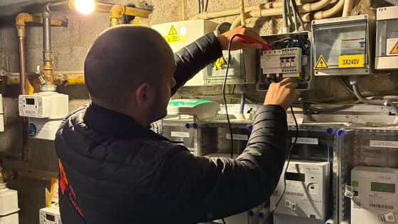 Inspecteur Atlas Contrôle effectuant des mesures dans un local compteurs lors d'un contrôle électrique