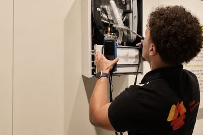 Inspecteur en polo Atlas Contrôle pendant une analyse de combustion