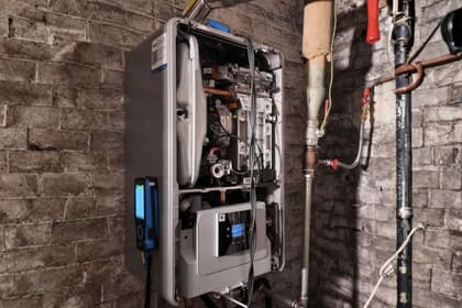 Chaudière gaz ouverte lors d'un contrôle d'installation
